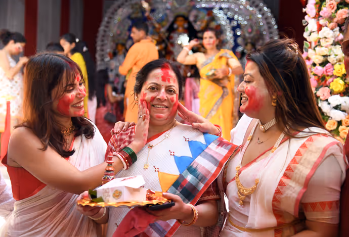 दिल्ली के दुर्गा पूजा पंडाल में स्मृति ईरानी ने खेला सिंदूर, ये 5 तस्वीरें जीत लेंगी दिल