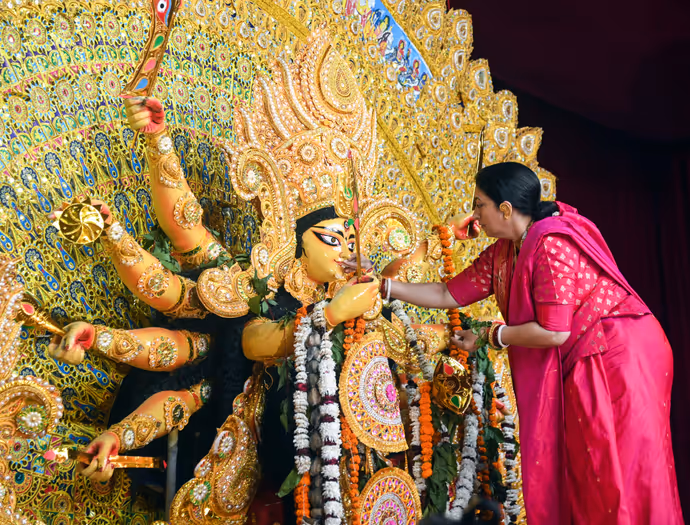 दिल्ली के दुर्गा पूजा पंडाल में स्मृति ईरानी ने खेला सिंदूर, ये 5 तस्वीरें जीत लेंगी दिल