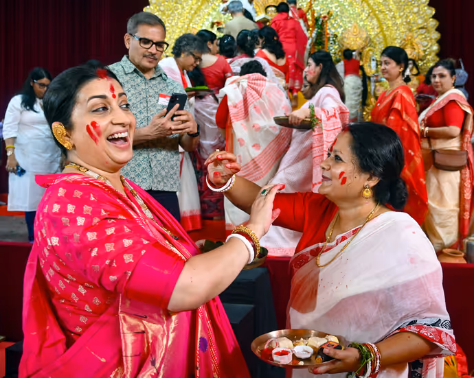 दिल्ली के दुर्गा पूजा पंडाल में स्मृति ईरानी ने खेला सिंदूर, ये 5 तस्वीरें जीत लेंगी दिल