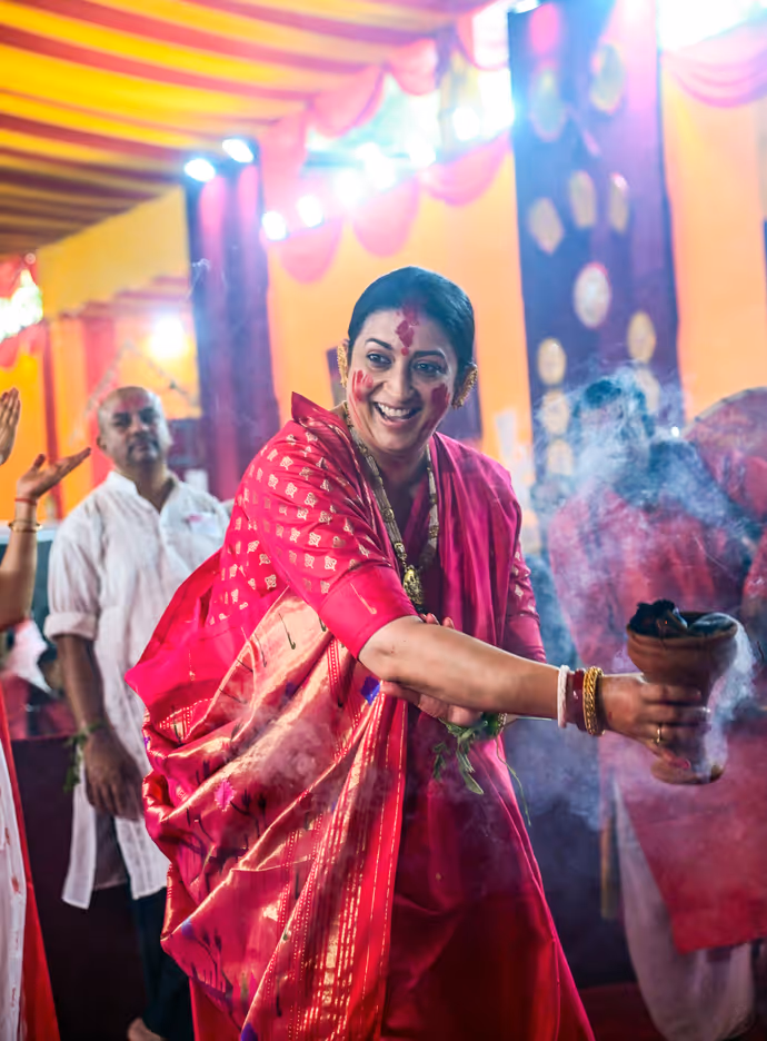दिल्ली के दुर्गा पूजा पंडाल में स्मृति ईरानी ने खेला सिंदूर, ये 5 तस्वीरें जीत लेंगी दिल