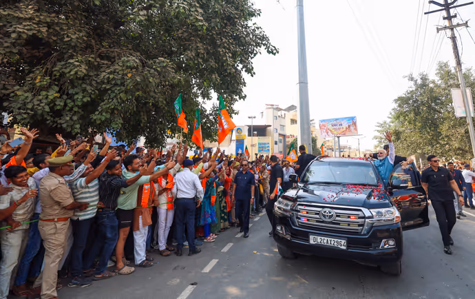 मोदी के बनारस दौरे की 10 तस्वीरें: 'हर हर महादेव' के नारों से गूंजी काशी, PM की एक झलक पाने उमड़ी भीड़