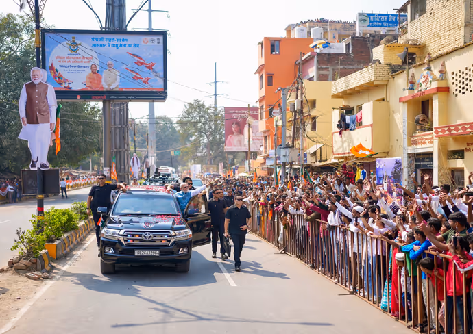 मोदी के बनारस दौरे की 10 तस्वीरें: 'हर हर महादेव' के नारों से गूंजी काशी, PM की एक झलक पाने उमड़ी भीड़