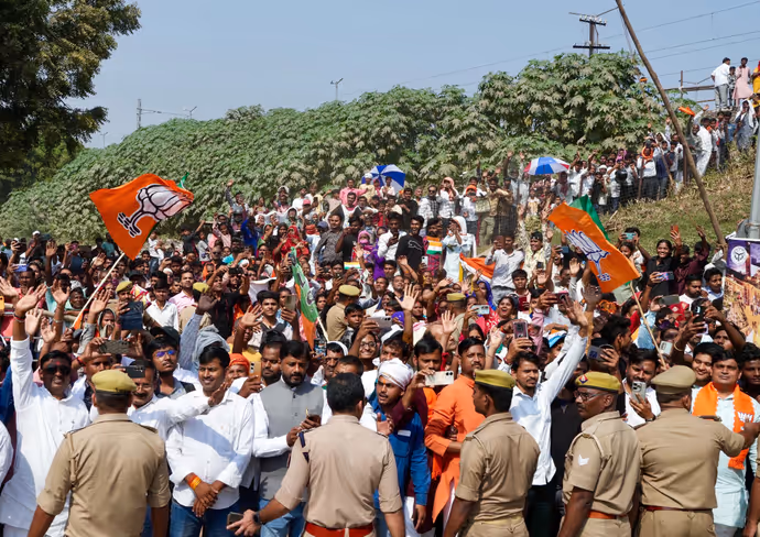 मोदी के बनारस दौरे की 10 तस्वीरें: 'हर हर महादेव' के नारों से गूंजी काशी, PM की एक झलक पाने उमड़ी भीड़