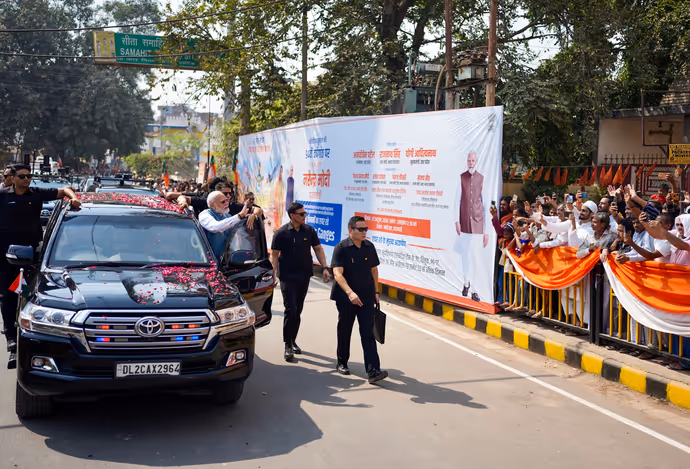 मोदी के बनारस दौरे की 10 तस्वीरें: 'हर हर महादेव' के नारों से गूंजी काशी, PM की एक झलक पाने उमड़ी भीड़