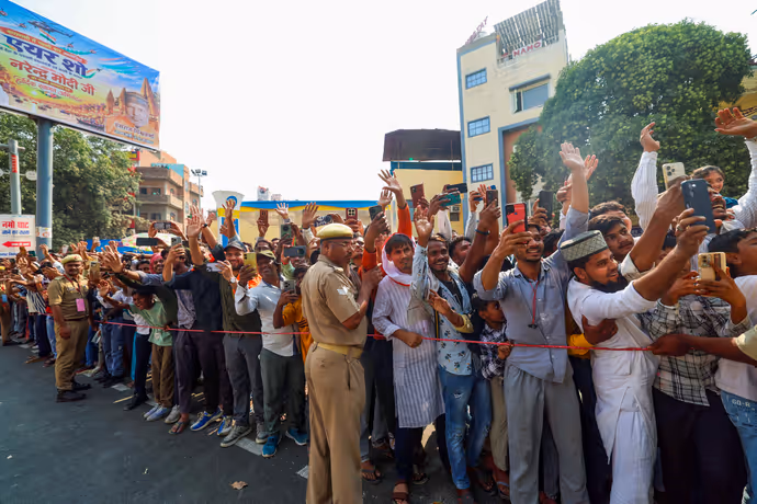 मोदी के बनारस दौरे की 10 तस्वीरें: 'हर हर महादेव' के नारों से गूंजी काशी, PM की एक झलक पाने उमड़ी भीड़