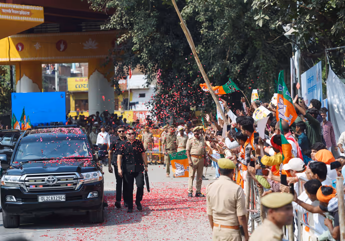 मोदी के बनारस दौरे की 10 तस्वीरें: 'हर हर महादेव' के नारों से गूंजी काशी, PM की एक झलक पाने उमड़ी भीड़