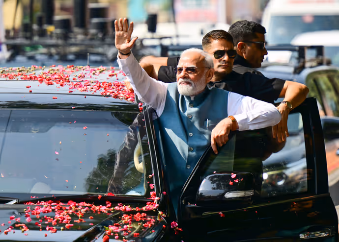 मोदी के बनारस दौरे की 10 तस्वीरें: 'हर हर महादेव' के नारों से गूंजी काशी, PM की एक झलक पाने उमड़ी भीड़