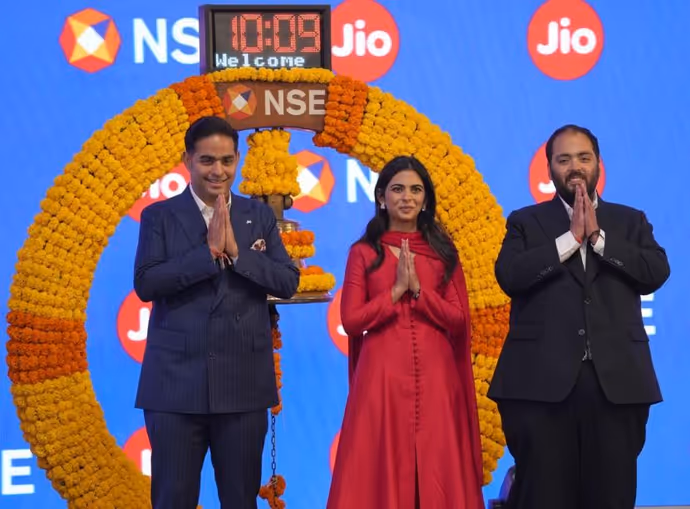 आकाश अंबानी ने लिया दादी का आशीर्वाद, अनंत को चूमती दिखीं नीता, देखें Jio IPO की 11 खास तस्वीरें