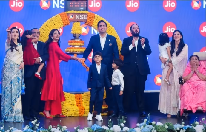 आकाश अंबानी ने लिया दादी का आशीर्वाद, अनंत को चूमती दिखीं नीता, देखें Jio IPO की 11 खास तस्वीरें