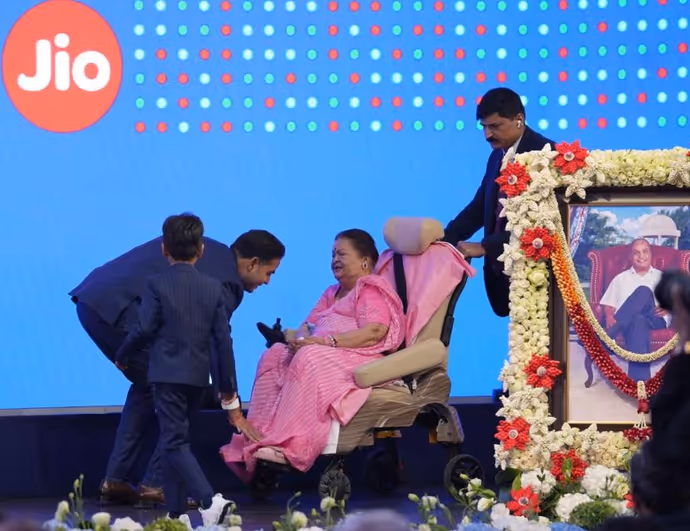 आकाश अंबानी ने लिया दादी का आशीर्वाद, अनंत को चूमती दिखीं नीता, देखें Jio IPO की 11 खास तस्वीरें