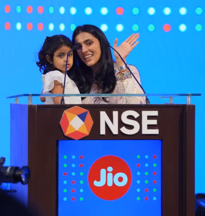 आकाश अंबानी ने लिया दादी का आशीर्वाद, अनंत को चूमती दिखीं नीता, देखें Jio IPO की 11 खास तस्वीरें