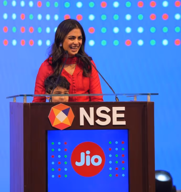 आकाश अंबानी ने लिया दादी का आशीर्वाद, अनंत को चूमती दिखीं नीता, देखें Jio IPO की 11 खास तस्वीरें