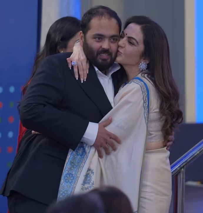 आकाश अंबानी ने लिया दादी का आशीर्वाद, अनंत को चूमती दिखीं नीता, देखें Jio IPO की 11 खास तस्वीरें