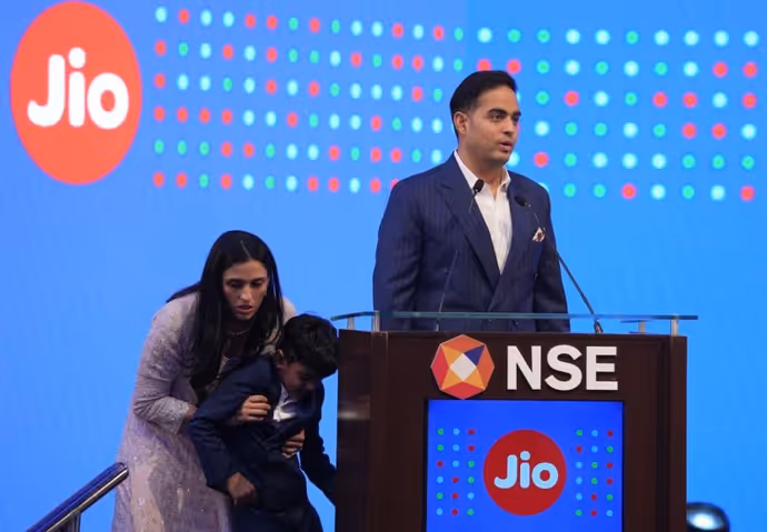 आकाश अंबानी ने लिया दादी का आशीर्वाद, अनंत को चूमती दिखीं नीता, देखें Jio IPO की 11 खास तस्वीरें