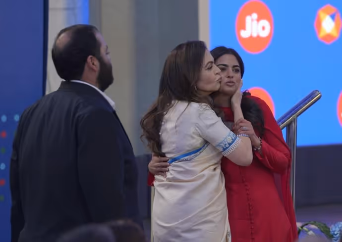 आकाश अंबानी ने लिया दादी का आशीर्वाद, अनंत को चूमती दिखीं नीता, देखें Jio IPO की 11 खास तस्वीरें
