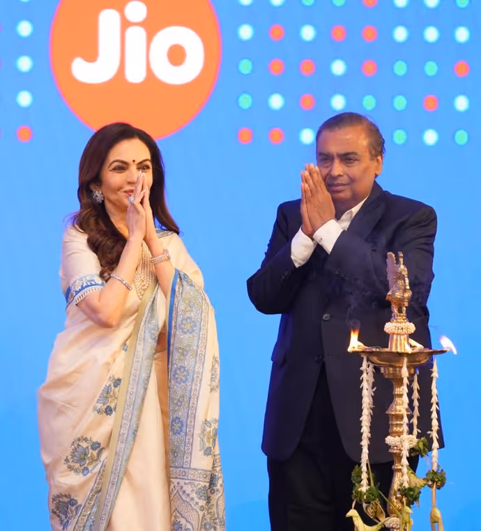 आकाश अंबानी ने लिया दादी का आशीर्वाद, अनंत को चूमती दिखीं नीता, देखें Jio IPO की 11 खास तस्वीरें