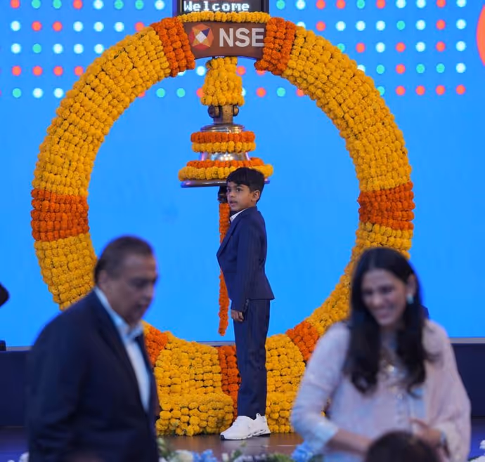 आकाश अंबानी ने लिया दादी का आशीर्वाद, अनंत को चूमती दिखीं नीता, देखें Jio IPO की 11 खास तस्वीरें