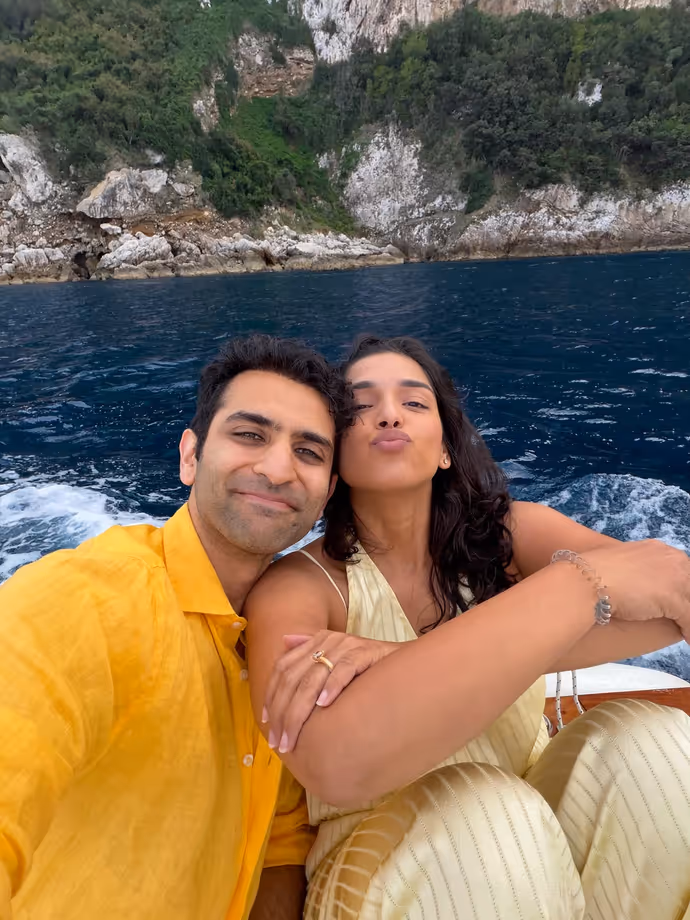 अर्चना पूरन सिंह के बेटे ने अचानक गर्लफ्रेंड से सगाई कर सबको चौंकाया! देखें 10 PHOTO