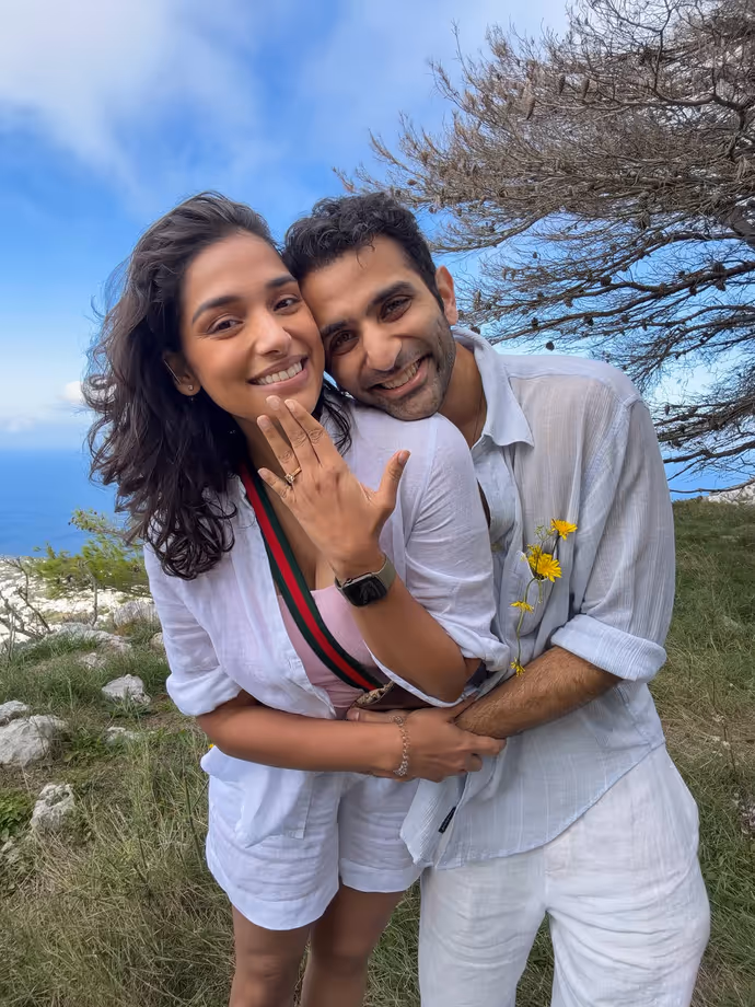 अर्चना पूरन सिंह के बेटे ने अचानक गर्लफ्रेंड से सगाई कर सबको चौंकाया! देखें 10 PHOTO