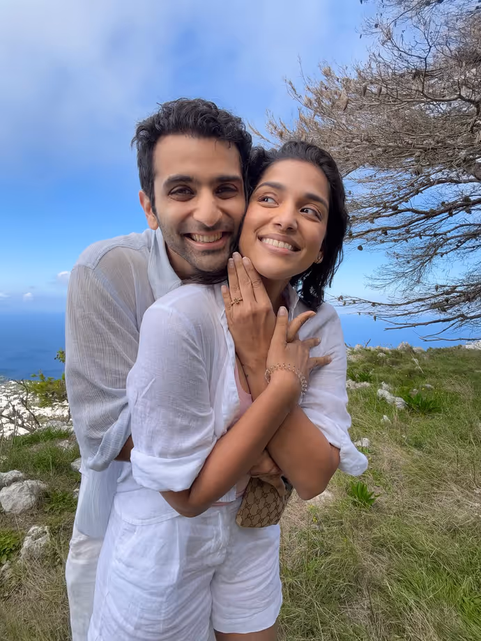 अर्चना पूरन सिंह के बेटे ने अचानक गर्लफ्रेंड से सगाई कर सबको चौंकाया! देखें 10 PHOTO