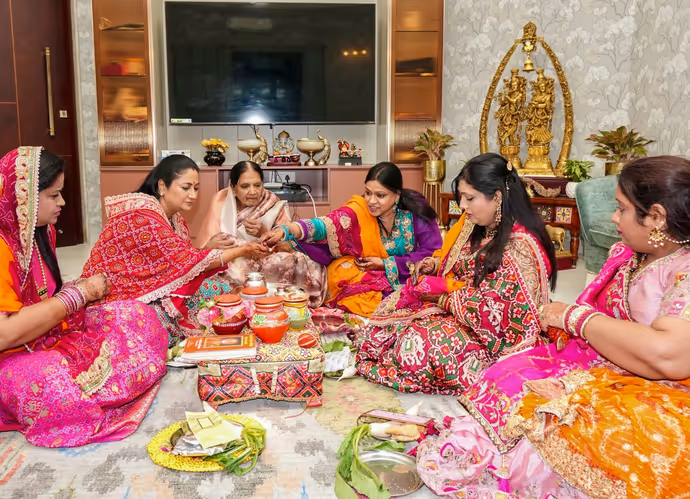 रेखा गुप्ता के करवा चौथ की 12 PHOTOS: दिल्ली के करवा चौथ उत्सव में शामिल हुईं CM रेखा गुप्ता