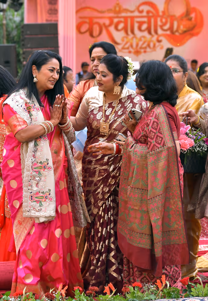 रेखा गुप्ता के करवा चौथ की 12 PHOTOS: दिल्ली के करवा चौथ उत्सव में शामिल हुईं CM रेखा गुप्ता
