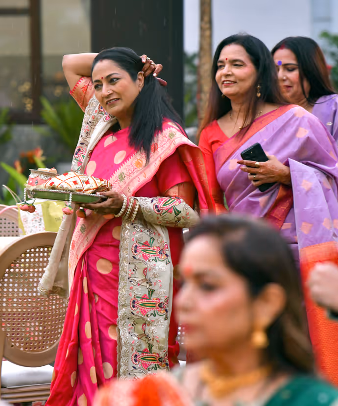 रेखा गुप्ता के करवा चौथ की 12 PHOTOS: दिल्ली के करवा चौथ उत्सव में शामिल हुईं CM रेखा गुप्ता
