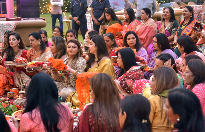 रेखा गुप्ता के करवा चौथ की 12 PHOTOS: दिल्ली के करवा चौथ उत्सव में शामिल हुईं CM रेखा गुप्ता