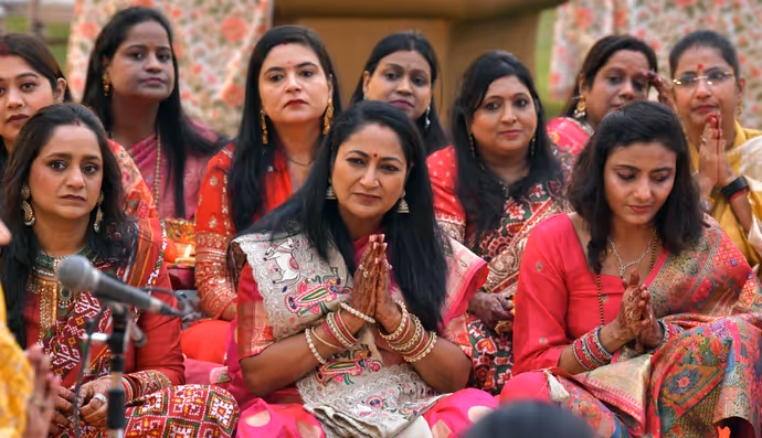 रेखा गुप्ता के करवा चौथ की 12 PHOTOS: दिल्ली के करवा चौथ उत्सव में शामिल हुईं CM रेखा गुप्ता