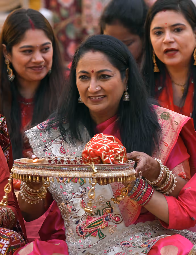 रेखा गुप्ता के करवा चौथ की 12 PHOTOS: दिल्ली के करवा चौथ उत्सव में शामिल हुईं CM रेखा गुप्ता