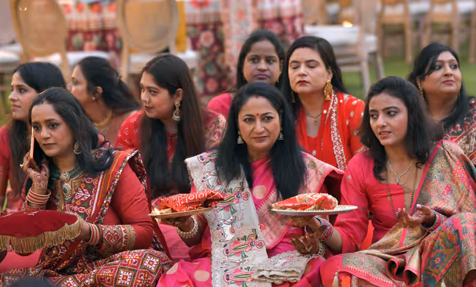 रेखा गुप्ता के करवा चौथ की 12 PHOTOS: दिल्ली के करवा चौथ उत्सव में शामिल हुईं CM रेखा गुप्ता