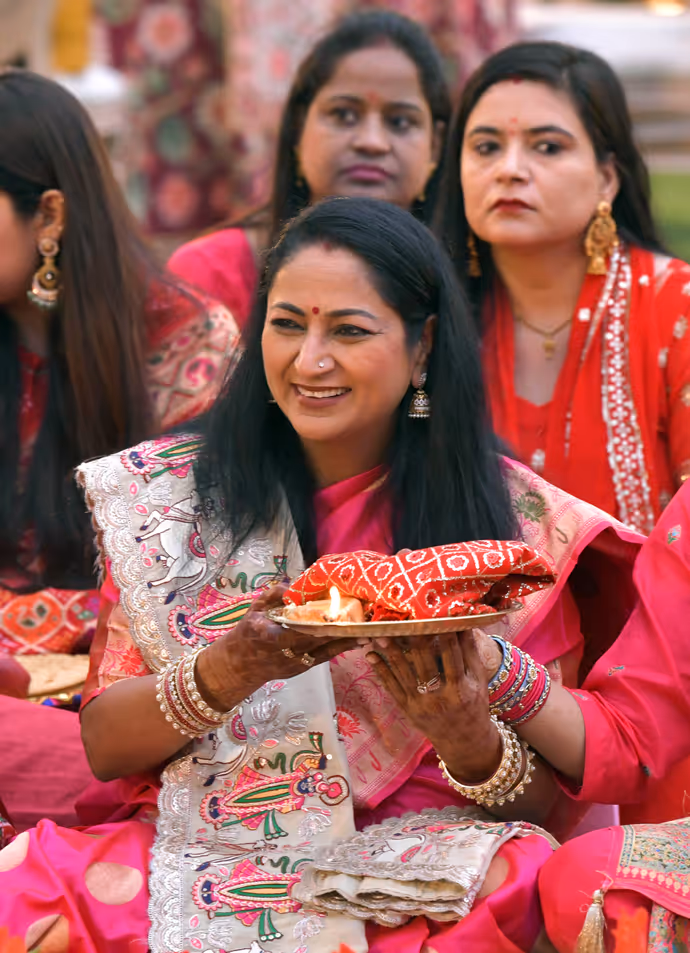 रेखा गुप्ता के करवा चौथ की 12 PHOTOS: दिल्ली के करवा चौथ उत्सव में शामिल हुईं CM रेखा गुप्ता