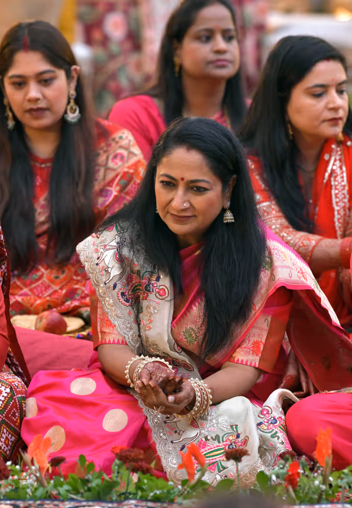रेखा गुप्ता के करवा चौथ की 12 PHOTOS: दिल्ली के करवा चौथ उत्सव में शामिल हुईं CM रेखा गुप्ता