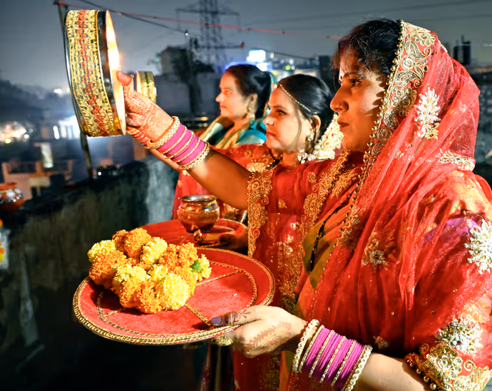करवा चौथ सेलिब्रेशन की 10 तस्वीरें: पटना-दिल्ली से अमृतसर तक, हर तरफ दिखी त्योहार की धूम