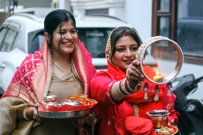 करवा चौथ सेलिब्रेशन की 10 तस्वीरें: पटना-दिल्ली से अमृतसर तक, हर तरफ दिखी त्योहार की धूम