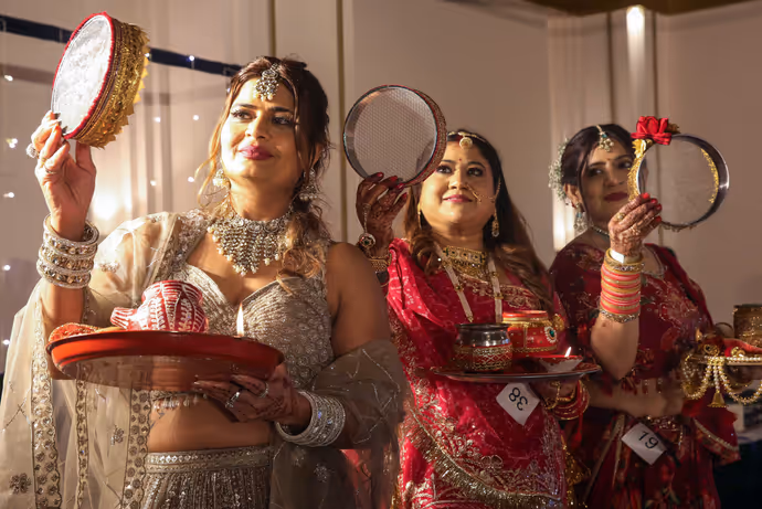 करवा चौथ सेलिब्रेशन की 10 तस्वीरें: पटना-दिल्ली से अमृतसर तक, हर तरफ दिखी त्योहार की धूम