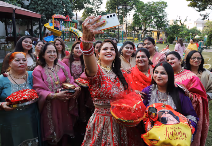 करवा चौथ सेलिब्रेशन की 10 तस्वीरें: पटना-दिल्ली से अमृतसर तक, हर तरफ दिखी त्योहार की धूम