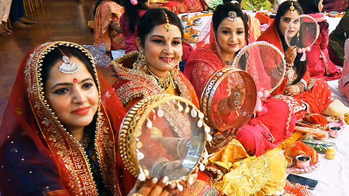 करवा चौथ सेलिब्रेशन की 10 तस्वीरें: पटना-दिल्ली से अमृतसर तक, हर तरफ दिखी त्योहार की धूम