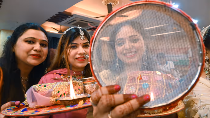 करवा चौथ सेलिब्रेशन की 10 तस्वीरें: पटना-दिल्ली से अमृतसर तक, हर तरफ दिखी त्योहार की धूम