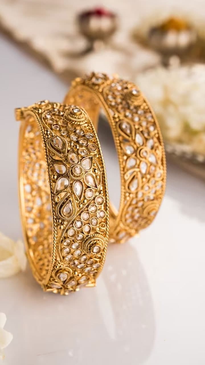 Gold price FALLS on December 24: Check 22k, 24k rates for TODAY ...