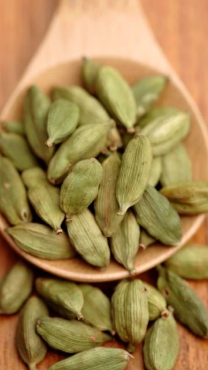 रिकाम्या पोटी वेलचीचं पाणी पिण्याचे फायदे
