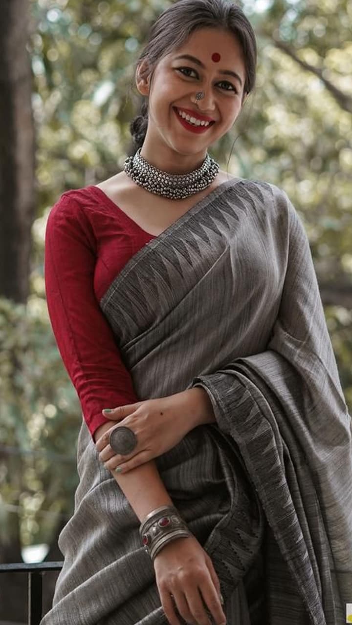 Grey Saree Blouse: গ্রে শাড়ির সঙ্গে মানানসই ব্লাউজের সেরা ডিজাইন