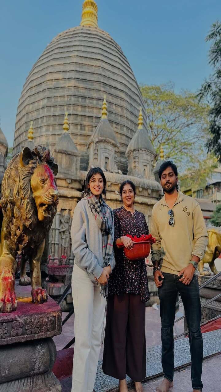 Devitheertha Raj ತೀರ್ಥರೂಪ ತಂದೆಯವರಿಗೆ ತಂಡದ ಜೊತೆ ಕಾಮಾಕ್ಯ ದೇವಿ ದರ್ಶನ ಪಡೆದ ಸಿತಾರ, ರಚನಾ ಇಂದರ್ ...