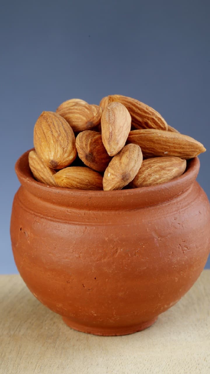 Soaked Almonds: ஊறவைத்த பாதாம் சாப்பிடுங்க... இந்த நோய்களை எல்லாம் விரட்டிடுங்க!