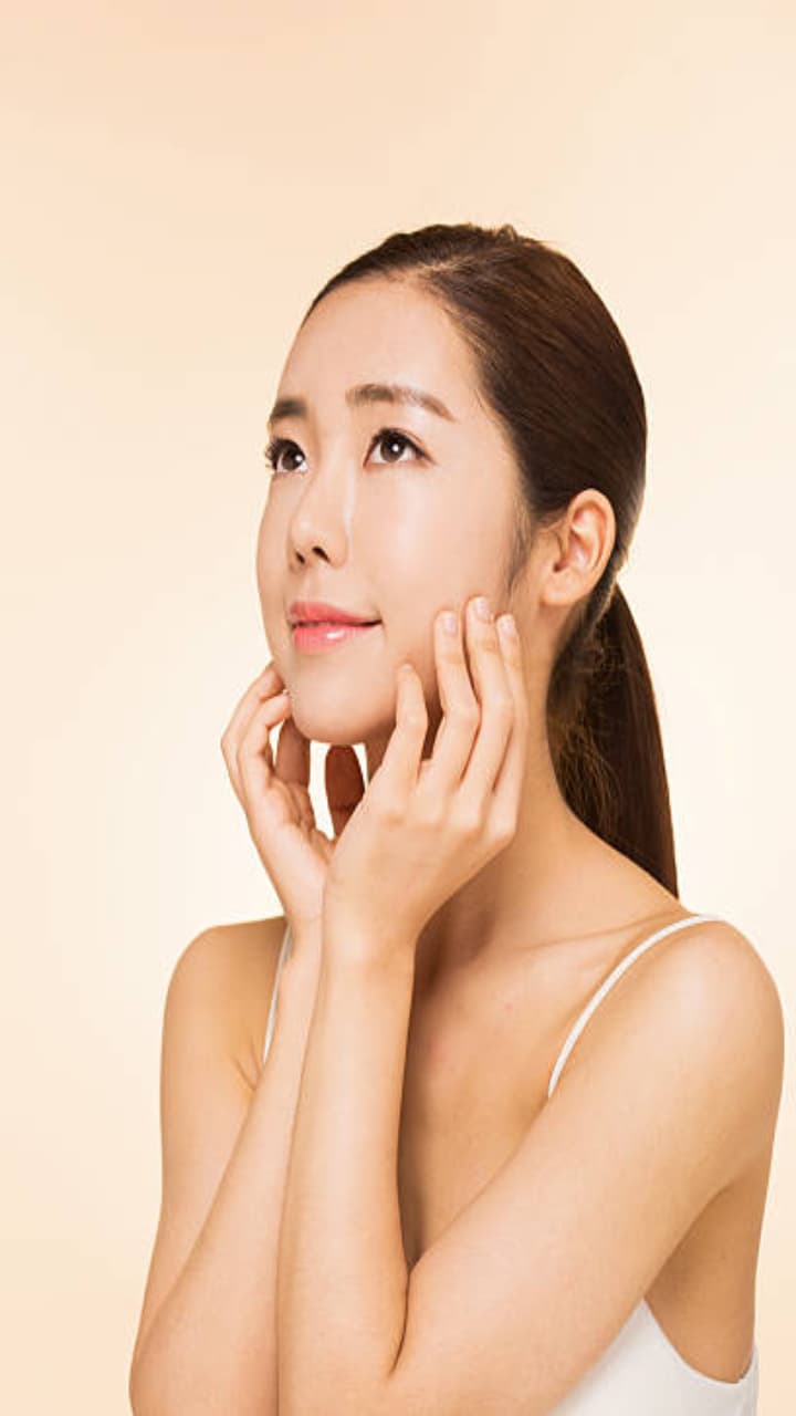 K-Beauty மேக்கப்பிற்கு முன் சருமத்தைப் பளபளப்பாக்க 8 பொருட்கள்