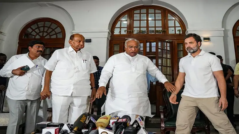 Rahul Gandhi meets Sharad Pawar