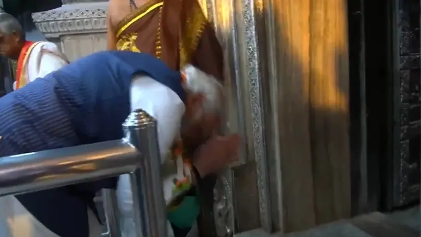 Narenda modi in tempal