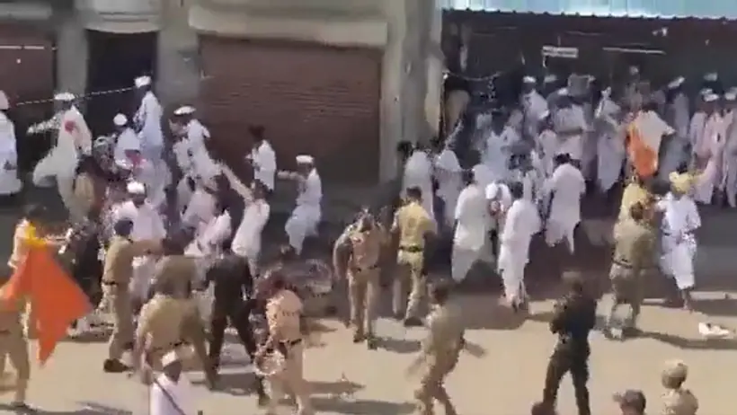 police lathicharge on warkari