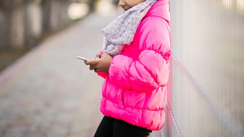 girl use mobile