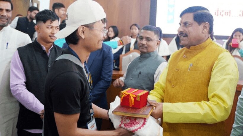 CM Mohan Yadav With Student